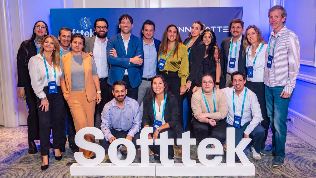 Equipo de Softtek. El evento tuvo su tercera edición y reunió a referentes del sector para analizar cómo la IA puede generar valor real cuando se piensa desde las personas.