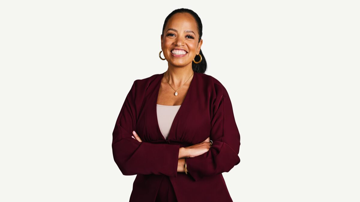 Shana Simmons, Chief Legal Officer en Zendesk, habla sobre por qué la transparencia ya no es suficiente y cómo la explicabilidad y la rendición de cuentas se están convirtiendo en los elementos esenciales para una adopción responsable de la IA en la experiencia del cliente.