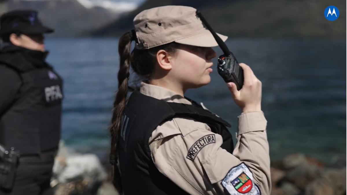 Unificando las comunicaciones críticas de Argentina: cómo la integración de tecnología HF y P25 permite que las cinco fuerzas federales operen como un solo equipo en todo el territorio nacional.