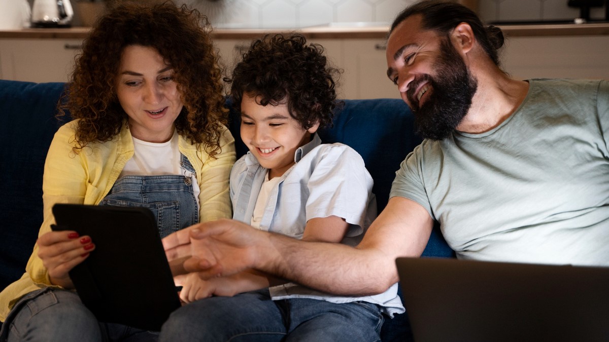 ESET Latinoamérica advierte que los datos personales de los niños tienen un valor real y cada vez más son objeto de robo de identidad y fraude. Incluso sin redes sociales, la información de los niños se recopila en escuelas, juegos y aplicaciones, y puede quedar expuesta a violaciones de datos.