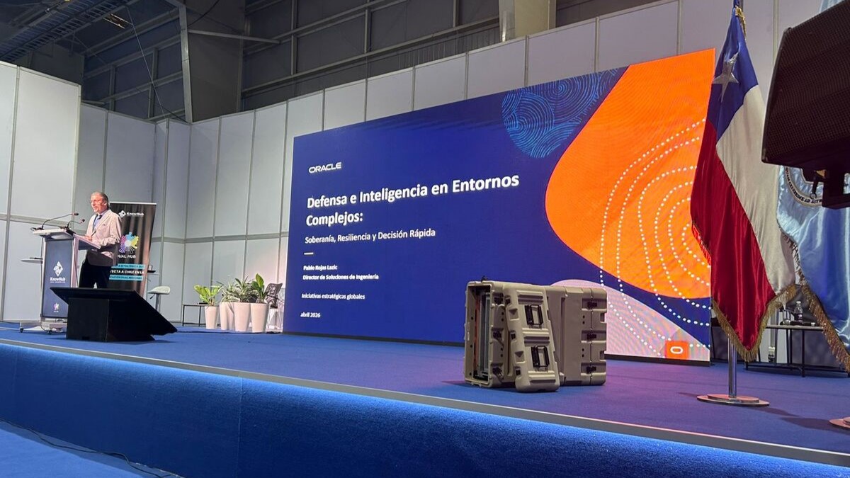 La participación de Oracle Chile en FIDAE 2026 incluyó presentaciones y demostraciones enfocadas en su Ecosistema de Defensa, Edge Computing, Inteligencia Artificial Soberana y Nube Soberana para los sectores de defensa, seguridad e infraestructura crítica.