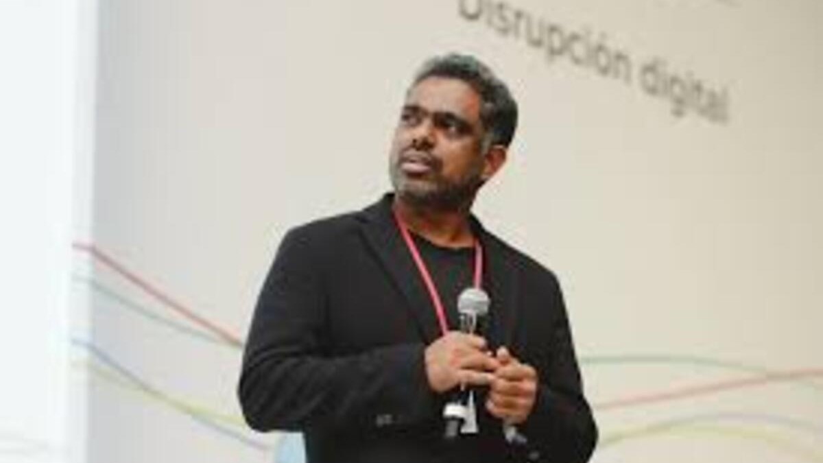 Raju Vegesna, Jefe Evangelista de Zoho. Mientras varios gobiernos flexibilizan regulaciones para acelerar la adopción de inteligencia artificial, las empresas demuestran que proteger la información ya no es un requisito legal: es una condición para competir.