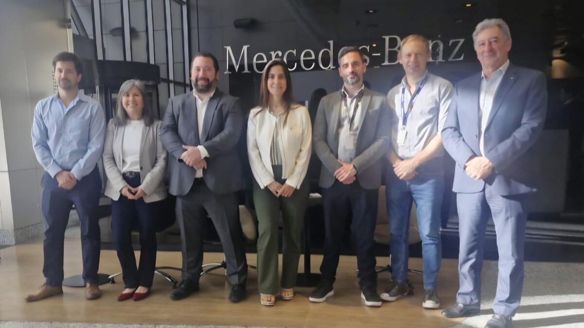 Daniel Herrero, Pedro Moreno y Silvia Musante de Prestige Auto recibieron a Fernanda Pérez, Joaquín Biagini (SAP Argentina) y a Néstor Henriquez y Pablo Quiroga (Softtek) para realizar la firma del acuerdo. El proyecto se ejecutará durante 2026 e incluye la reconversión tecnológica de la plataforma SAP de Mercedes-Benz en Argentina. Esto habilitará contar con procesos más eficientes y la adopción de una arquitectura cloud, inteligencia artificial y automatización en los procesos de negocio.