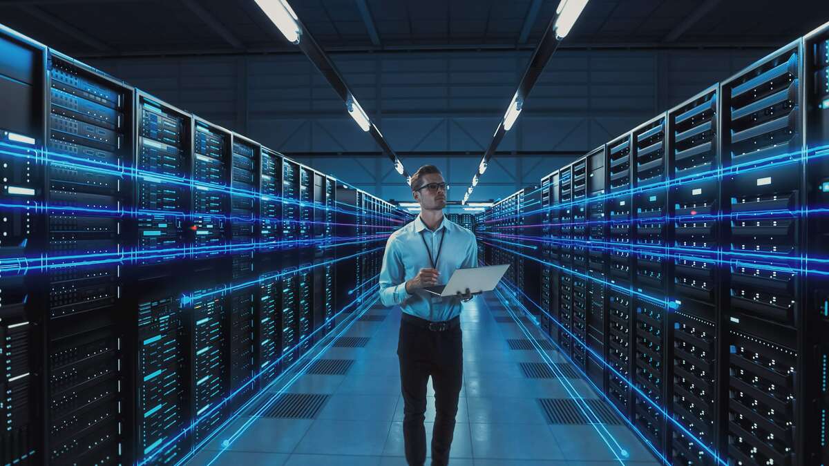 Red Hat propone un enfoque basado en estándares abiertos, nube híbrida y desarrollo de talento para avanzar sin aislarse, garantizando al mismo tiempo el cumplimiento de las normativas locales.