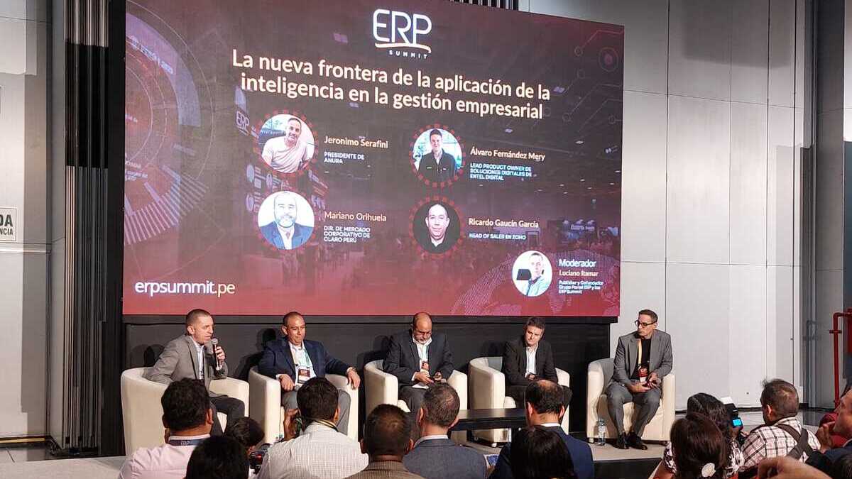 Panel ' La nueva frontera de la aplicación de la inteligencia en la gestión empresarial'. A cargo de: Luciano Itamar, cofundador de Grupo Portal ERP; Ricardo Gaucín García, Head of Sales en Zoho; Mariano Orihuela, Director de Mercado Corporativo de Claro Perú; Álvaro Fernández Mery, Lead Product Owner de Soluciones Digitales de Entel Digital; y Jerónimo Serafini, Presidente de Anura.