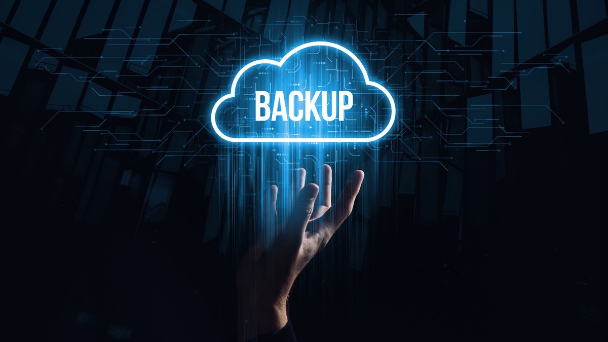 Hasta el 7,5% de los prompts de IA contienen datos sensibles, mientras que activos críticos siguen fuera de los planes de recuperación ante desastres.