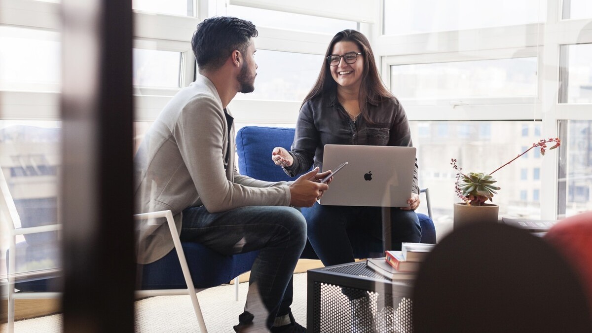 ● HubSpot lanza AEO, una herramienta que permite a las empresas monitorear, comprender y mejorar cómo aparece su marca en motores de respuesta como ChatGPT, Gemini y Perplexity, con recomendaciones accionables basadas en datos de clientes.