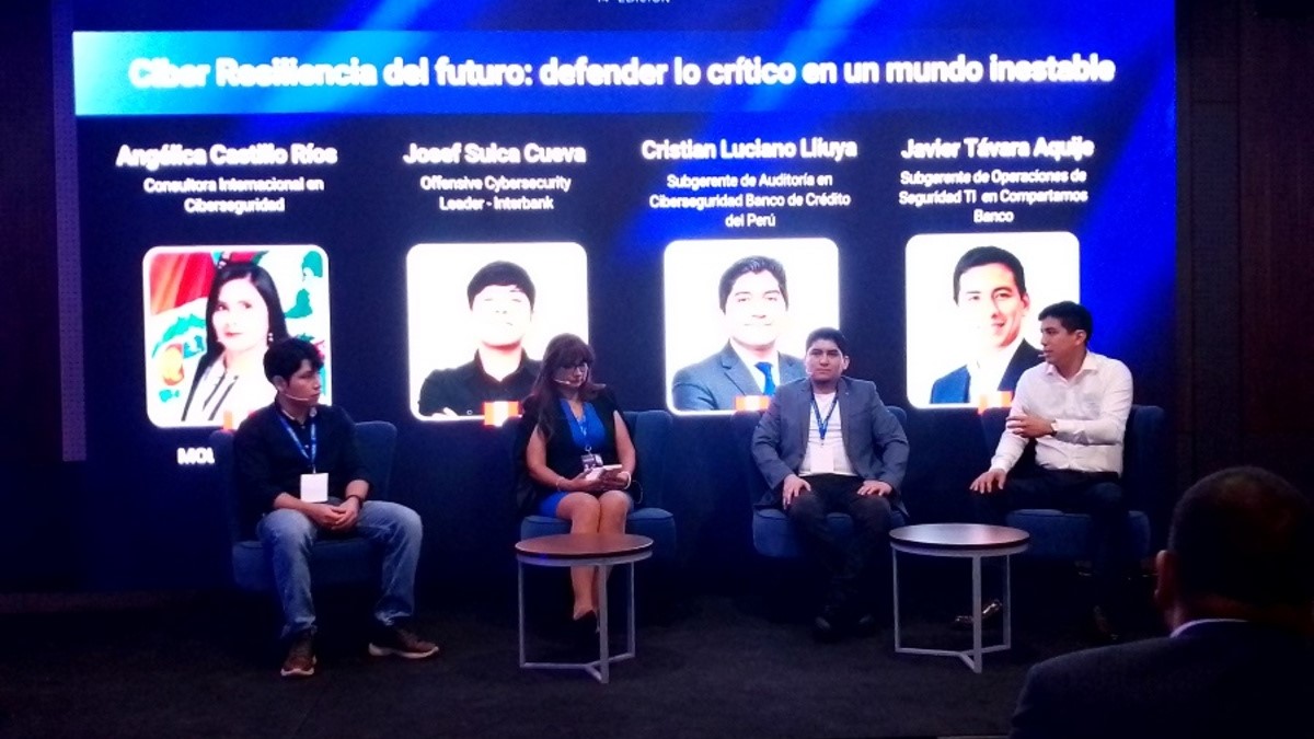 Panel 'Ciber resiliencia del futuro: defender lo crítico en un mundo inestable': Christian Lliuya, auditoría Ciberseguridad en Banco de Crédito; Josef Sulca, Offensive Cybersecurity en Interbank; y Javier Távara, subgerente Seguridad TI en Compartamos Banco.