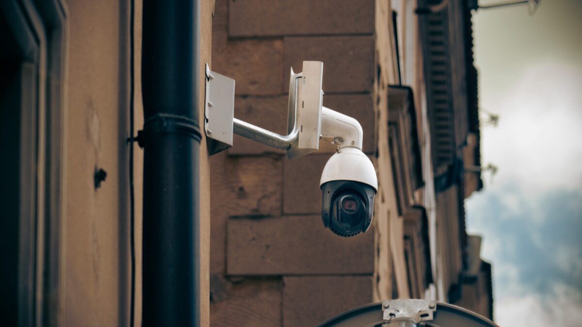 Colombia ya supera las 26.000 cámaras de videovigilancia, pero el reto ahora no es instalar más, sino conectar los sistemas para que seguridad, movilidad y emergencias compartan información en tiempo real.