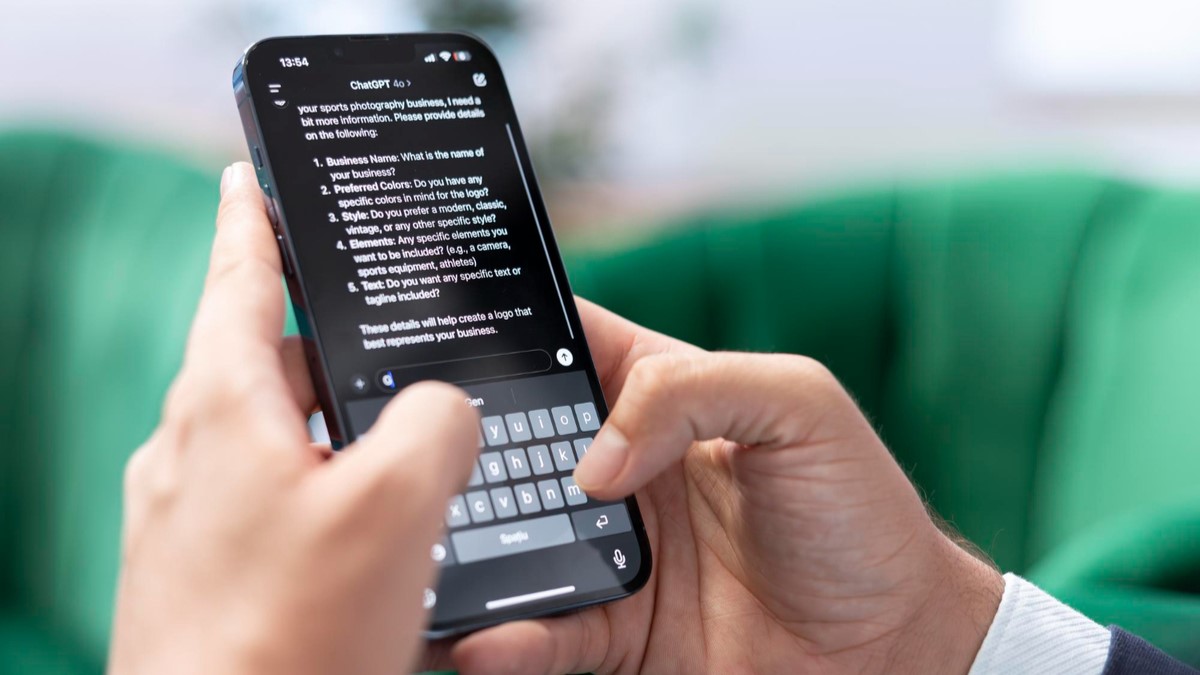ESET analiza cómo se almacena tus conversaciones en ChatGPT, quién puede acceder a tus datos y qué configuraciones usar para proteger información sensible. Además explora Claude y Gemini.