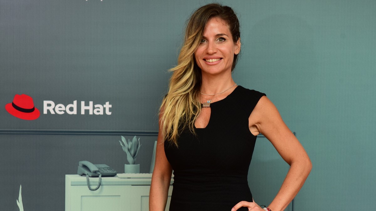 Victoria Martínez, gerente de plataformas de IA para Latinoamérica en Red Hat. Para la marca, la nueva etapa exige pensar la IA como un ecosistema integral. Descubre en esta nota cómo la IA agéntica exige pensar arquitectura, datos, infraestructura, seguridad y gobernanza como un todo integrado.