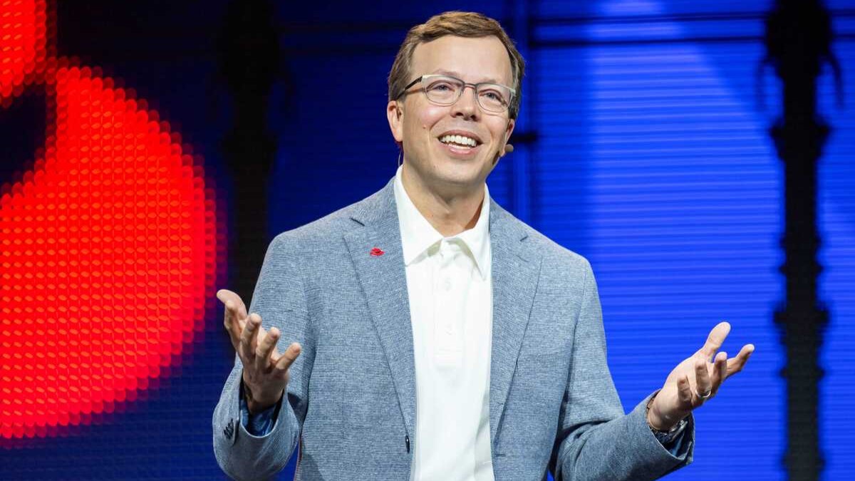 Matt Hicks, presidente y CEO de Red Hat presentó durante el pasado Red Hat Summit 2026, el nuevo repositorio de habilidades dedicado de Red Hat, encabezado por el paquete de habilidades agénticas para los clientes de la compañía.