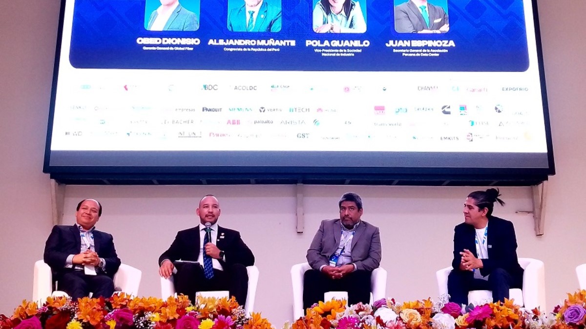 Alejandro Muñante, Comisión Justicia Congreso República; Obed Dionisio, CEO en Global Fiber; Juan Carlos Espinoza CEO en Unity Perú; en Mesa Redonda 'Ciberdefensa: Soberanía y protección de los activos críticos digitales'.