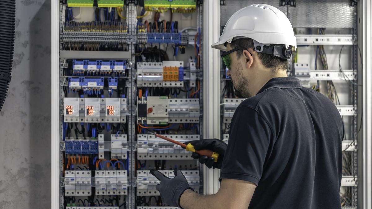 ●	La necesidad de mantener operaciones activas frente a cortes eléctricos, fluctuaciones de voltaje y microinterrupciones ya no es exclusiva de grandes complejos industriales o data centers. Según datos del Banco Interamericano de Desarrollo (BID) y la Agencia Internacional de Energía (IEA), las interrupciones eléctricas continúan representando pérdidas operativas relevantes para empresas en América Latina.