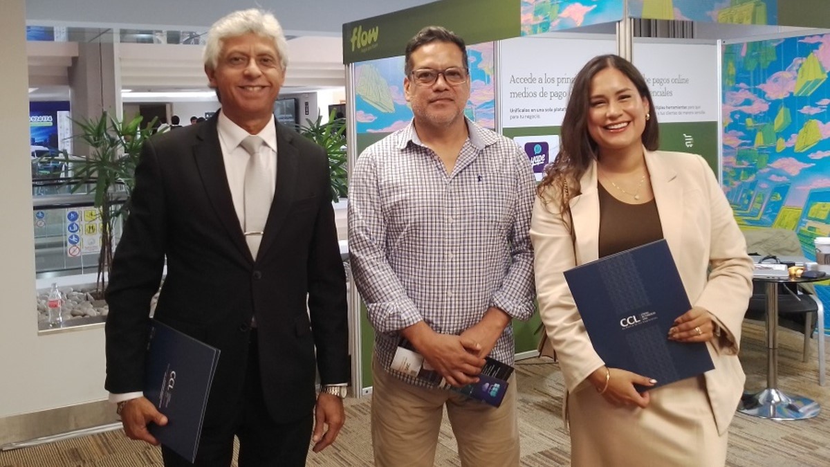 Daniel Hernández y Carolina Arévalo, consultores en Red Gastronómica; junto a Carlos Gómez, coordinador en la Cámara de Comercio de Lima.
