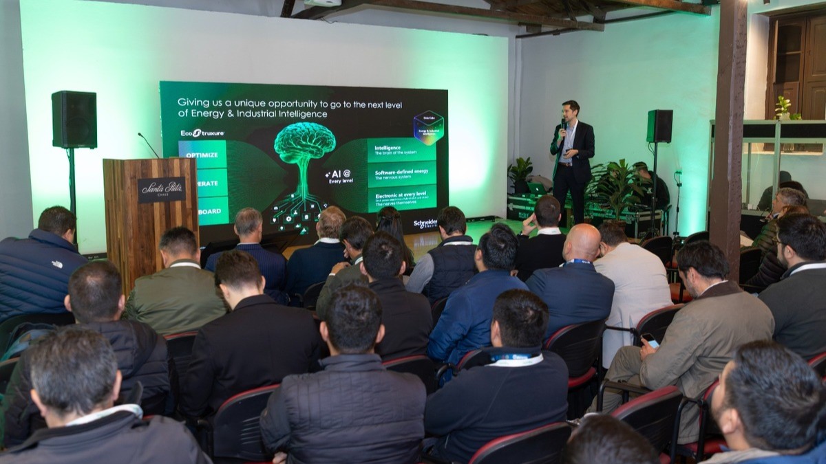En el evento AI Ready DC 2026, especialistas analizaron cómo el crecimiento acelerado de la Inteligencia Artificial está transformando la infraestructura digital, impulsando nuevas demandas energéticas, mayores densidades de procesamiento y sistemas de refrigeración más avanzados.
