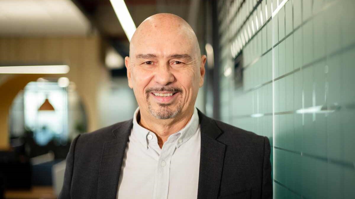 De acuerdo con Gilson Magalhães, vicepresidente y general manager para América Latina en Red Hat, en la era de los agentes, la IA recompensará a quienes cuenten con una arquitectura limpia, datos confiables, automatización profunda, gobernanza integrada y personas liberadas para pensar el próximo paso.