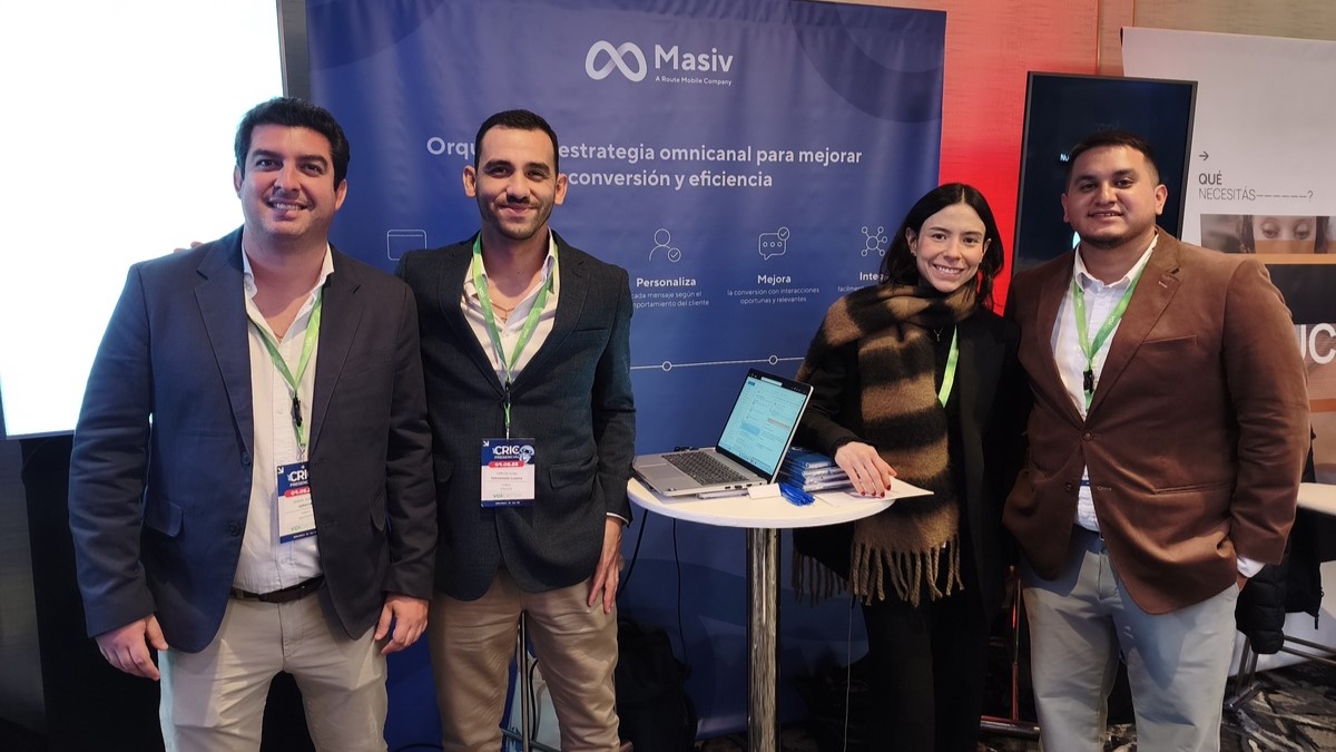 El stand de Masiv del CRIC Argentina con Daniel Alessio Saravia, su ejecutivo; Carlos Fernández, Sales Director; Catalina Jaramillo, Team Lead Field Marketing, US & LATAM de Telesign, empresa aliada; y Giuliano Zanutelli, Key Account Manager de Masiv.