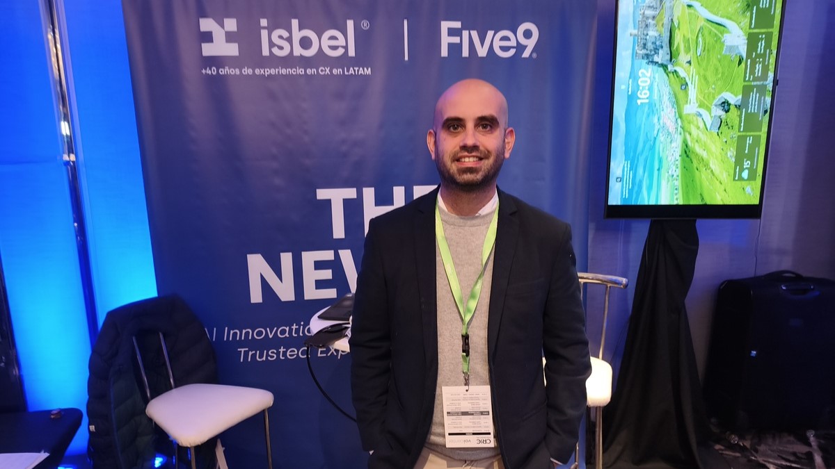 Mauricio Olivera, Delivery Manager de Isbel en el stand del CRIC Argentina 2026 junto a Five9.