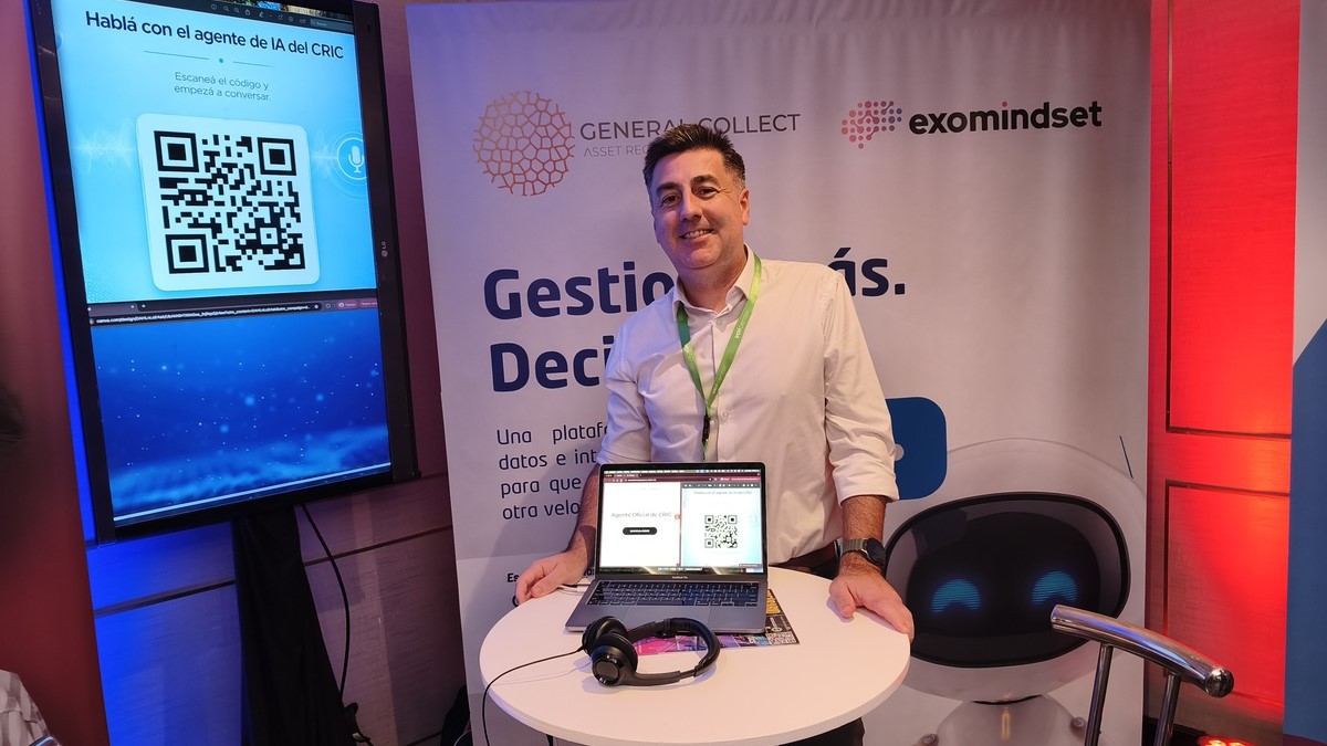 Marcelo Franceschini, VP of Growth de Exomindset, en el stand que compartieron con sus socios, General Collect. Las empresas mostraron en su stand una demo de una voicebot.