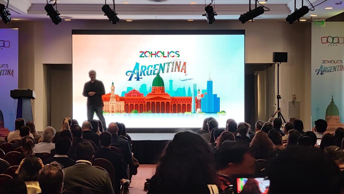 Raju Vegesna, jefe evangelista de Zoho en el evento insignia de la marca en Argentina, que regresó ante la creciente demanda de compañías que buscan soluciones accesibles, integradas y adaptadas al mercado. Este año, la empresa muestra un crecimiento en ventas superior al 30% en el país.