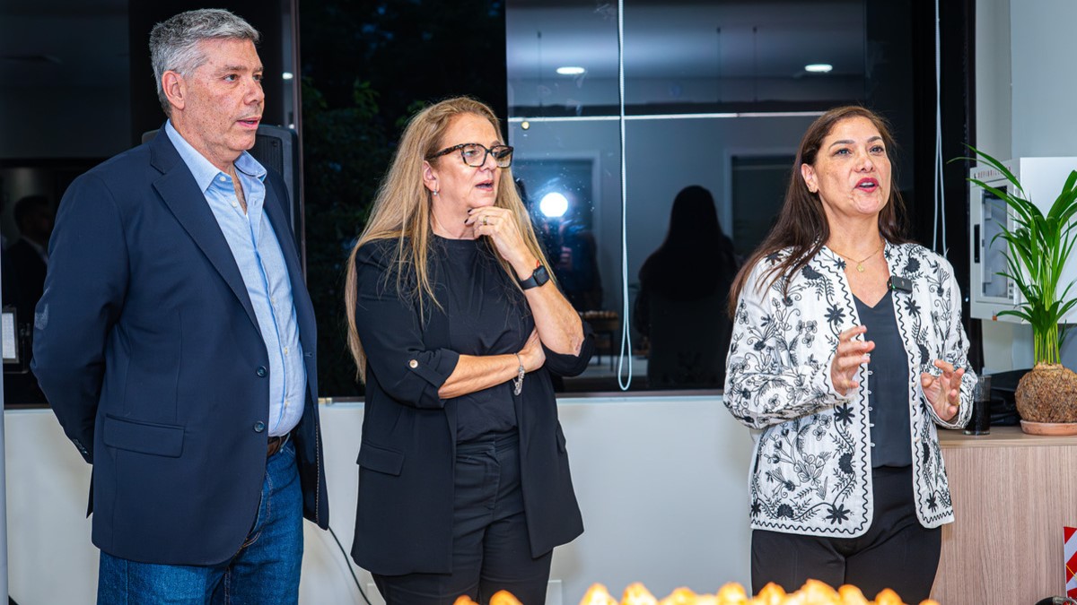 Voceros de Licencias OnLine en el lanzamiento: Alejandro Perez Duich, Shareholder; Silvina Piña, Sales Director para MCA; y Mirian González Aguilera, Gerente Comercial para Paraguay y Bolivia.