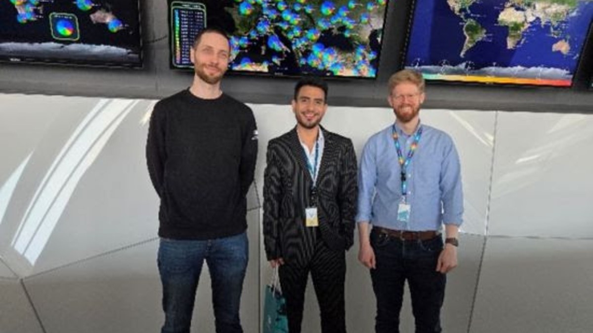 Victor Valles Mata, ganador de la edición 2025, durante su viaje a Eslovaquia en la oficina de ESET en Bratislava, junto a Ondrej Kubovič, Security Awareness Specialist, y André Lameiras, Senior Territory PR Specialist, Government Affairs.