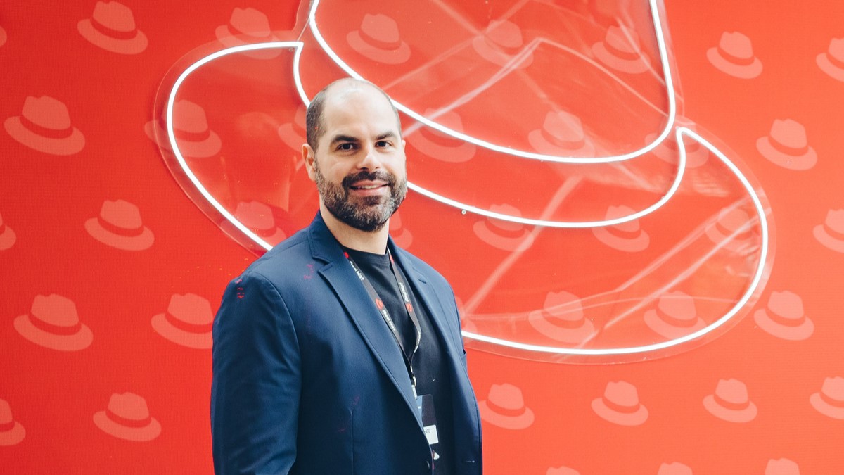 Bruno Machado, director de la plataforma OpenShift para América Latina en Red Hat, aborda en su columna cómo la virtualización continúa siendo una tecnología estratégica para las empresas, especialmente en un contexto de modernización de infraestructura, adopción de IA y búsqueda de mayor flexibilidad operativa.