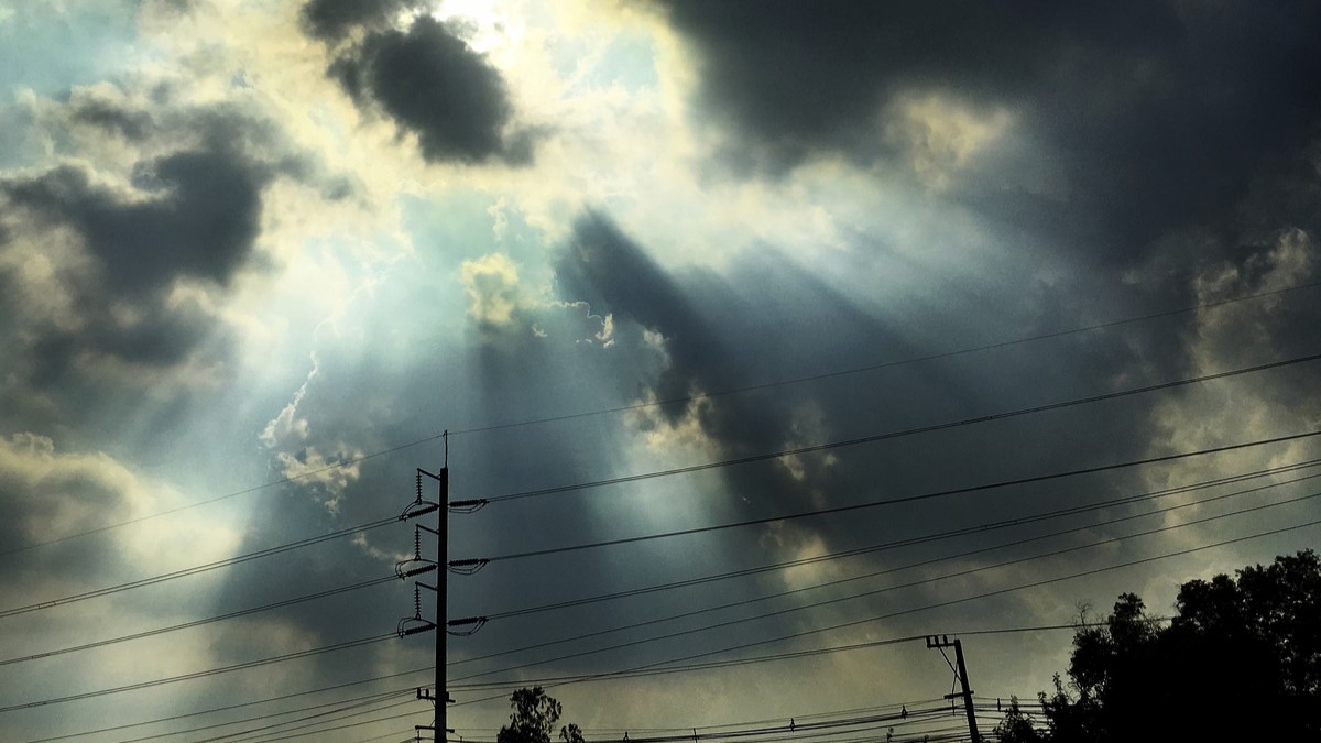 ●	Inundaciones, tormentas y fallas en la red eléctrica pueden detener operaciones en cuestión de segundos. Según el Uptime Institute, más del 60% de las interrupciones en infraestructura crítica generan pérdidas superiores a USD 100.000 por evento.