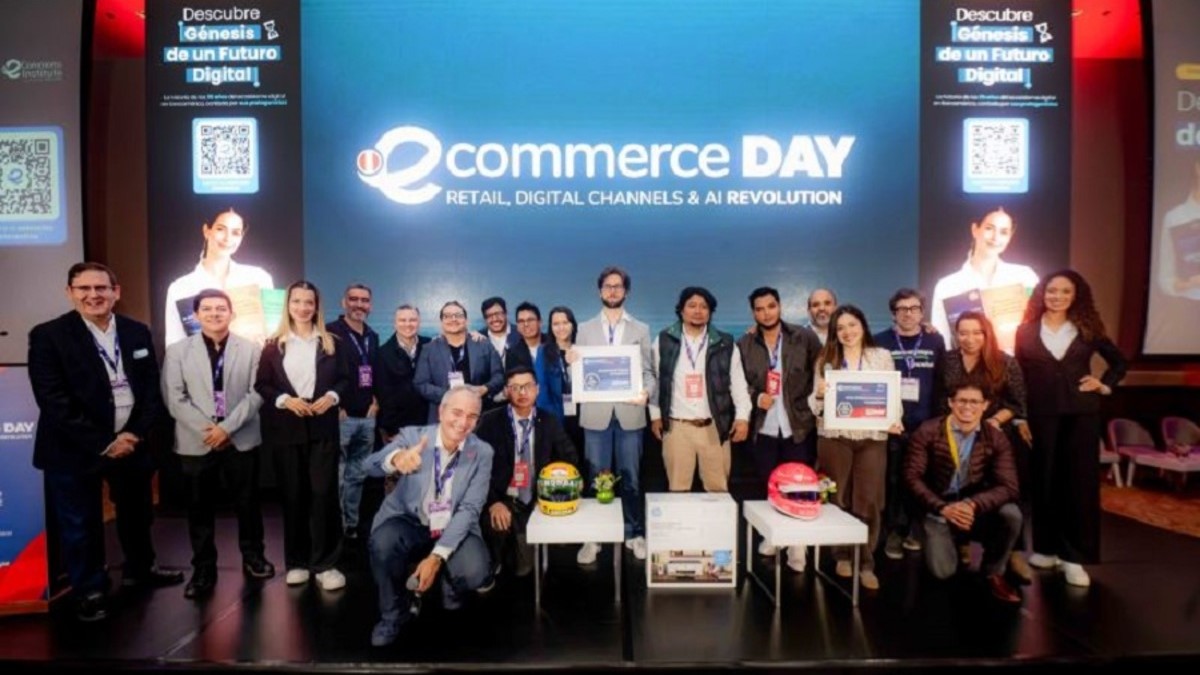 Tarde de premios, como el AI for Unified Commerce Competition otorgado a Hellotext con Martín Caetano, CEO; María José Gómez VP Revenue & Strategic Accounts LATAM; Ahmad Khattab, CTO; junto a Jorge Zúñiga, E-commerce Business Developer en Data4 Sales, Natalia López, Digital Commerce Strategy; Lloyd Morris, Sales Director en VTEX, y Marcos Pueyrredón, presidente eCommerce Institute, entre otros.
