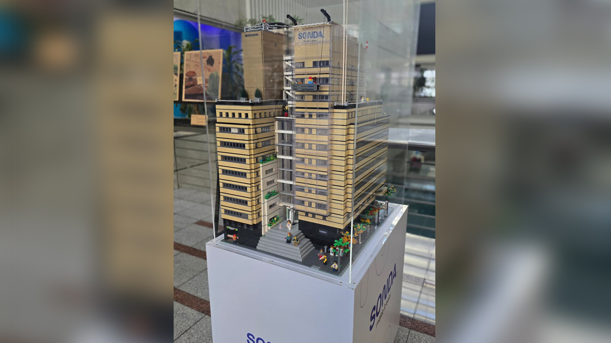 La maqueta, construida por Patricia León durante cuatro meses, nació como una iniciativa personal y hoy materializa valores centrales para SONDA, al mostrar cómo una idea simple puede convertirse en una gran obra.