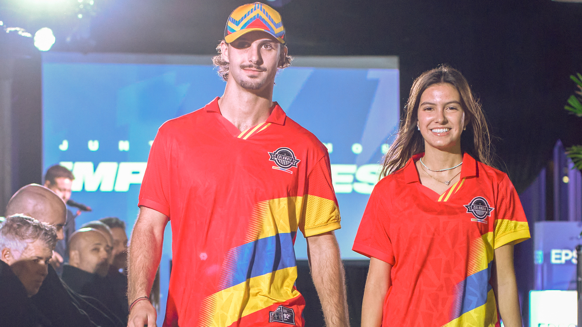 La nueva línea de ropa deportiva, inspirada en la emoción de los grandes momentos del fútbol, cobra vida gracias a las avanzadas tecnologías de impresión digital textil de Epson.