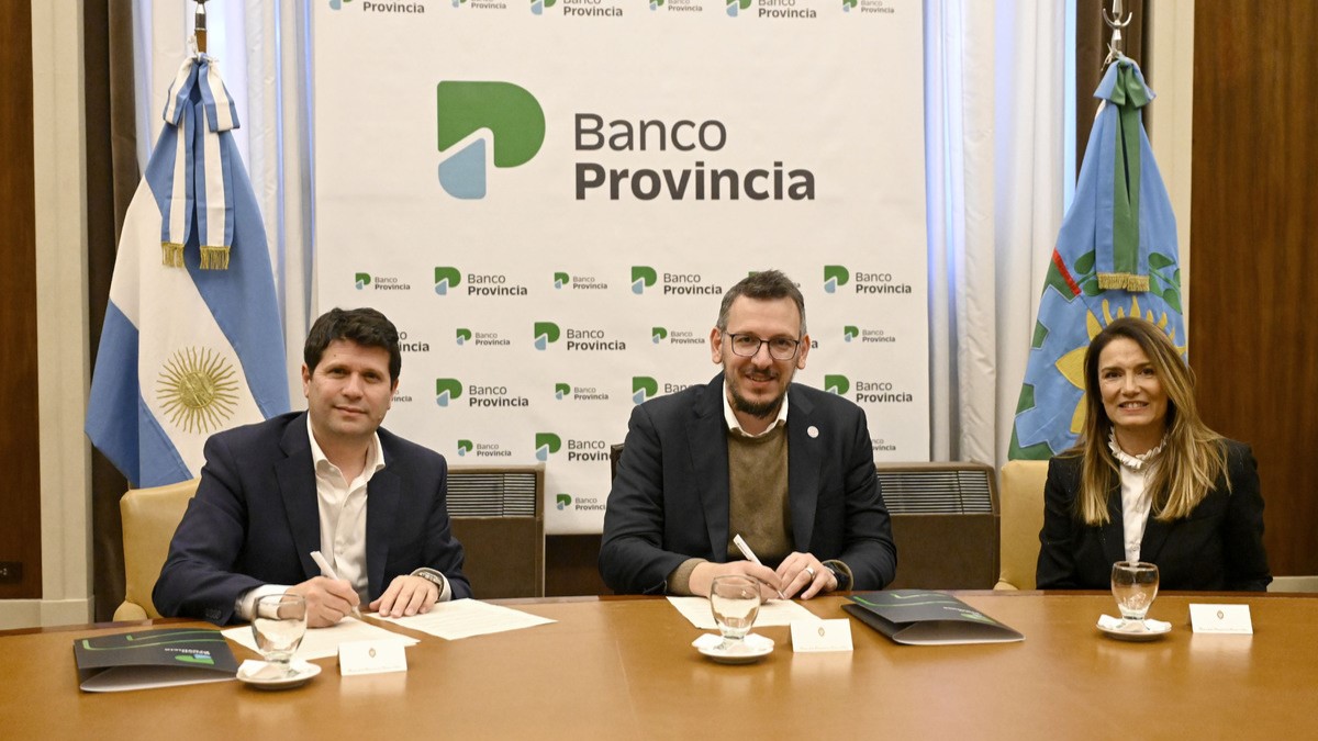 Banco Provincia y Microsoft firmaron un acuerdo estratégico de colaboración para trabajar en iniciativas de datos, inteligencia artificial y ciberseguridad con el objetivo de modernizar las operaciones del banco, desarrollar capacidades digitales, fortalecer la toma de decisiones e impulsar su transformación digital.