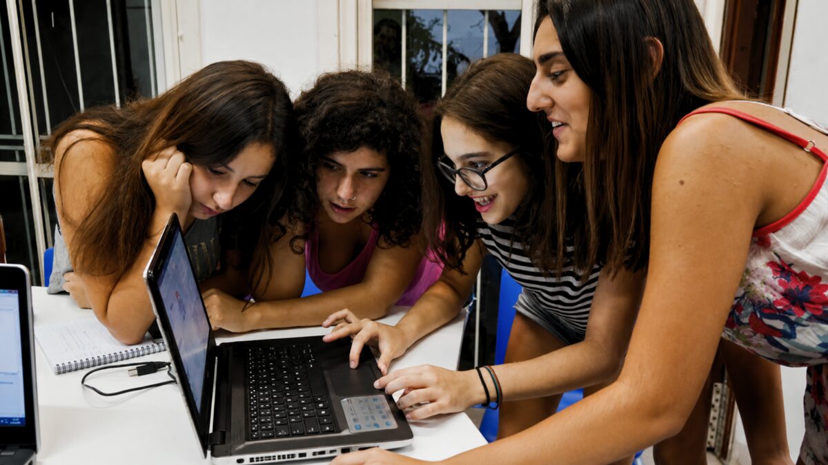 La compañía apoyará la formación gratuita en programación para niñas y adolescentes a través de clubes tecnológicos, en alianza con el Club de Chicas Programadoras. En Colombia, la iniciativa también beneficiará a hijas de colaboradores.