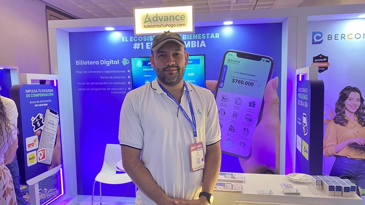 Mario Giraldo, director regional de Advance, en el stand de la empresa en el CX Summit 2026.