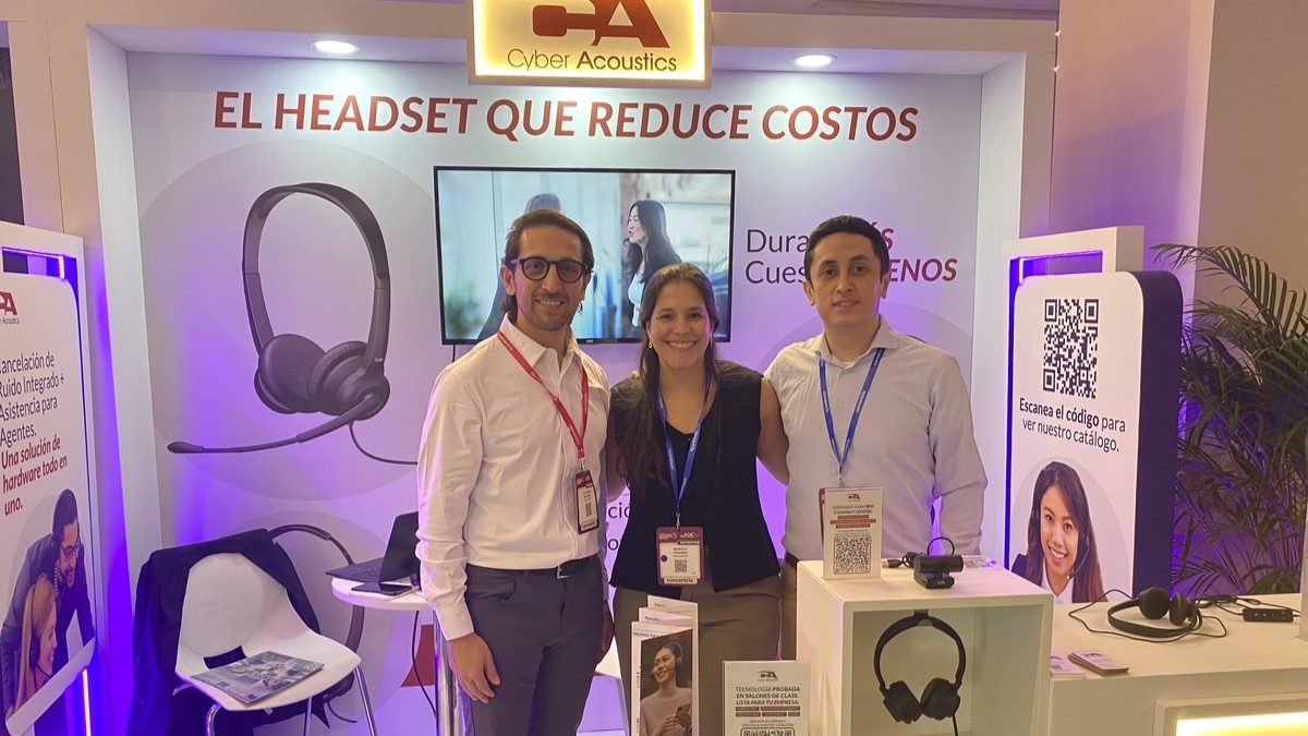 Luis Vides, gerente de cuentas Latam de Cyber Acoustics en el stand de la compañía en el CX Summit junto a la Marketing Communication Specialist, Manuela Hernández; y el Inside Sales Representative, Juan Santiago Yepes Vivas.