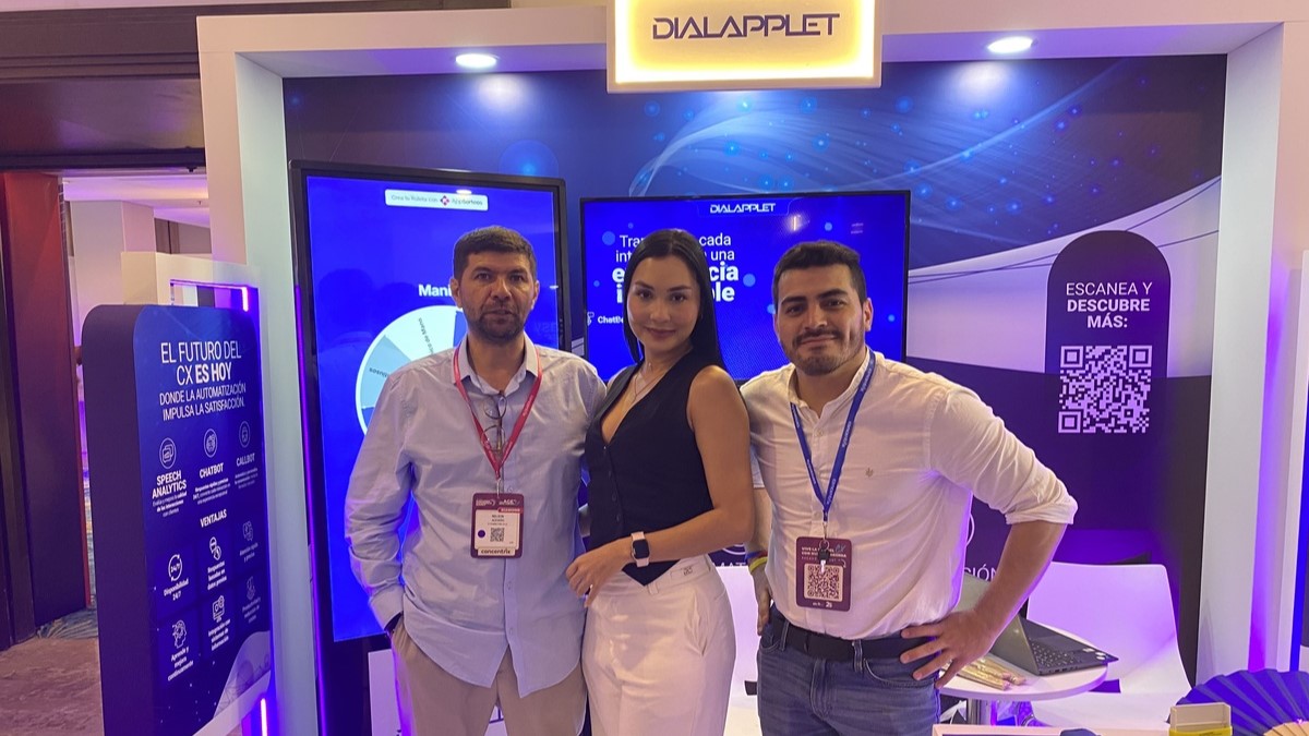 Equipo de DialApplet en su stand del CX Summit. Nelson Acevedo, director comercial Latam; Angie Pastrana, apoyo comercial; y Germán Ibáñez, líder de proyectos.