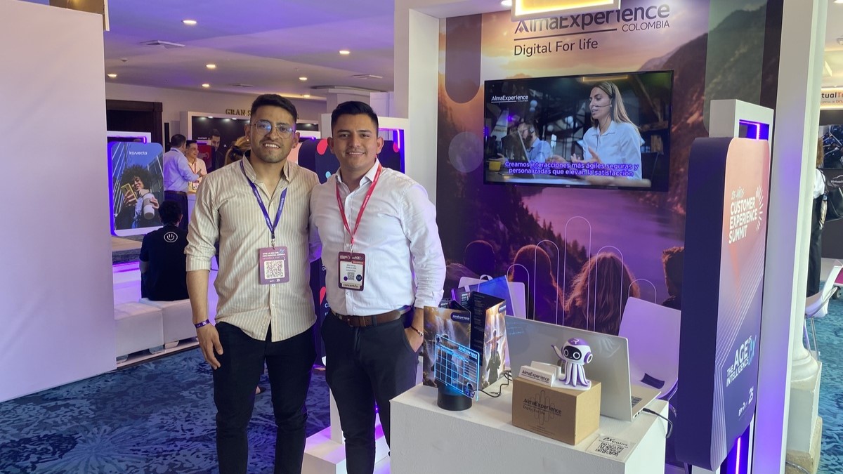 Brayan Bonilla Sosa, jefe comercial de AlmaExperience Colombia; y Camilo Andrés Villanueva López, analista comercial de AlmaExperience Colombia.