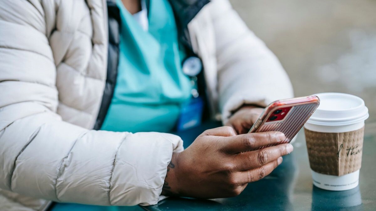 Entre 2022 y mediados de 2025, la cantidad de aplicaciones de compañía con IA creció un 700%, según relevamientos de la industria. América Latina es una de las regiones más conectadas del planeta. Aun así, la soledad y el aislamiento crecen, y una nueva categoría de vínculo, los compañeros de inteligencia artificial, ya conversa con millones de personas en todo el mundo.