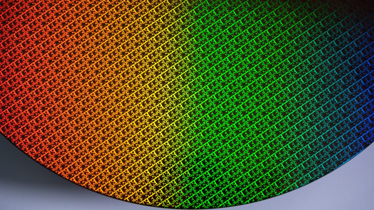 Intel 18A-P ahora en producción de riesgo con mayor rendimiento, características térmicas mejoradas y compatibilidad de reglas de diseño con Intel 18A.