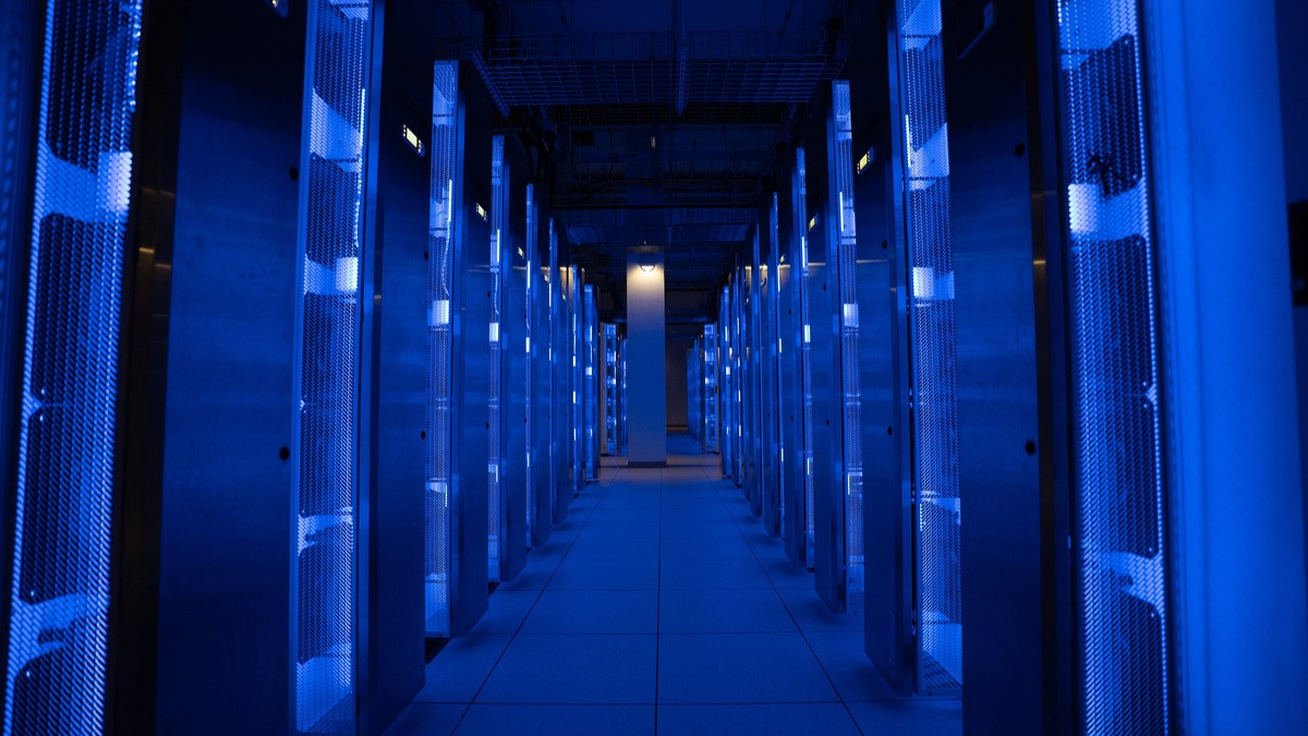 El campus de centros de datos Lake Mariner, de 750 MW, incorpora infraestructura eléctrica y de refrigeración líquida de Schneider Electric y Motivair, junto con capacidades de diseño técnico, ingeniería y servicios especializados, para ofrecer una plataforma de clase mundial destinada a inteligencia artificial (IA) y computación de alto rendimiento (HPC).