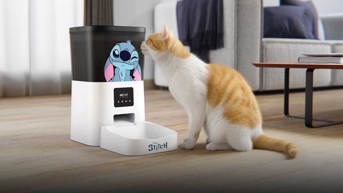 La empresa de soluciones de conectividad lanzó la edición especial inspirada en el entrañable personaje de Disney de su Dispensador Inteligente Wi-Fi para mascotas. El dispositivo permite programar horarios de alimentación, ajustar raciones a medida y funcionar incluso sin conexión a internet o durante cortes de energía.