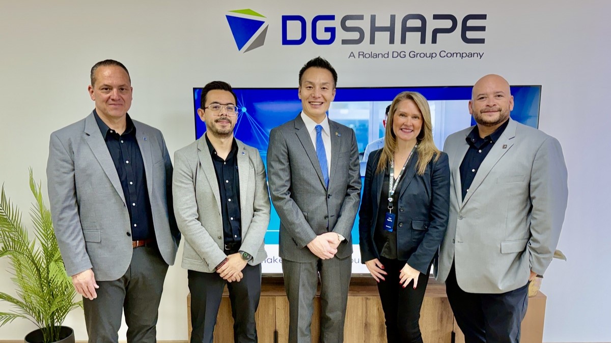 De izquierda a derecha en la foto: Juan Molina, director de productos dentales de Roland DGA; César Zerón, director de ventas para Latinoamérica de Roland DGA; Junichi Toyama, presidente global de DGSHAPE; Lisa Aguirre, directora de marketing dental de Roland DGA; y Jimmy Ruiz, director comercial dental de Roland DGA, en el nuevo Imagination Center de Roland DGA en Bogotá, Colombia. La nueva instalación en Colombia acercará soporte técnico, capacitación y servicios especializados a profesionales y distribuidores del sector dental en toda la región.