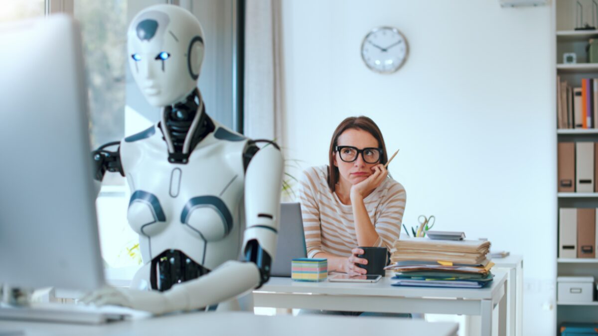 Desde SONDA afirman que a medida que la inteligencia artificial gana espacio en las organizaciones, el verdadero desafío ya no es aprender a usarla, sino evitar que capacidades como el pensamiento crítico y el criterio humano se deterioren por desuso.
