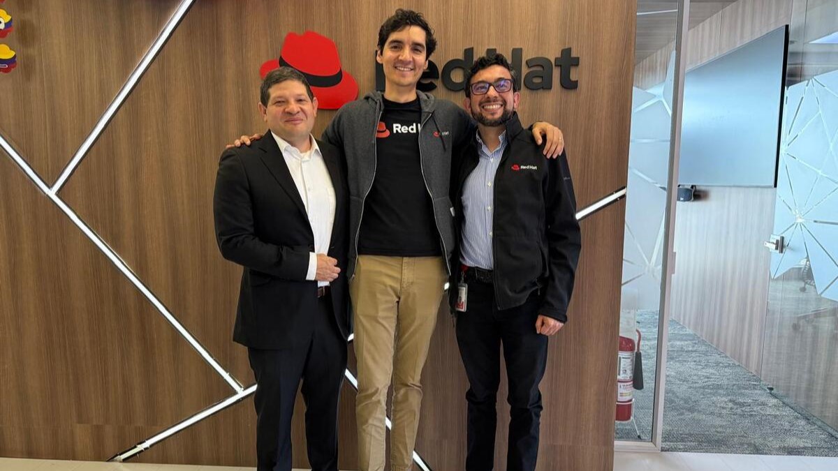 Juan Naranjo, Gerente de soluciones Red Hat Colombia; junto con Julio Edel Angulo, Senior AI specialist, Solution Architect Red Hat México; y Jorge Niño, Arquitecto Principal de Soluciones para Servicios Financieros de Red Hat Colombia.