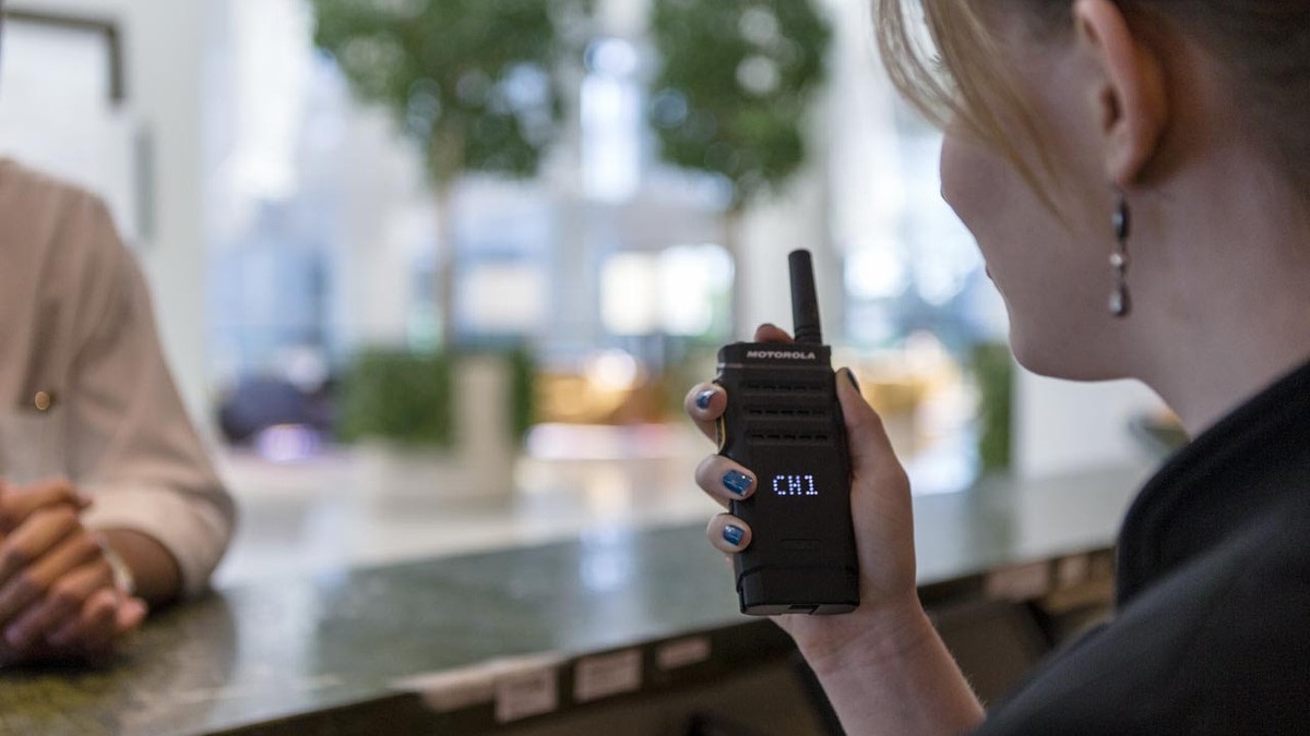 Detrás de la emoción de un mundial en casa existe una infraestructura hiperconectada. La convergencia de comunicaciones críticas, sensores IoT y cámaras corporales transforma la seguridad predictiva y optimiza la experiencia del aficionado desde el aeropuerto hasta el punto de venta.