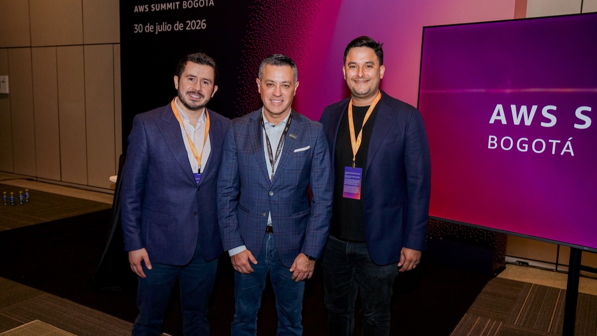 En el marco del AWS Summit Colombia 2026, SIESA y Amazon Web Services (AWS) anunciaron una nueva etapa de su alianza estratégica para fortalecer su modelo SaaS, ampliar sus capacidades de inteligencia artificial y acelerar su estrategia de crecimiento regional.