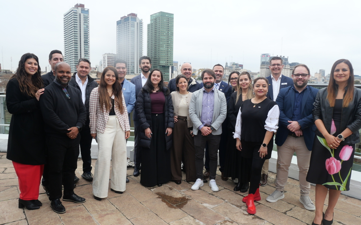 El nutrido equipo regional de líderes de Axis, en el relanzamiento de las oficinas de Puerto Madero, en Buenos Aires.